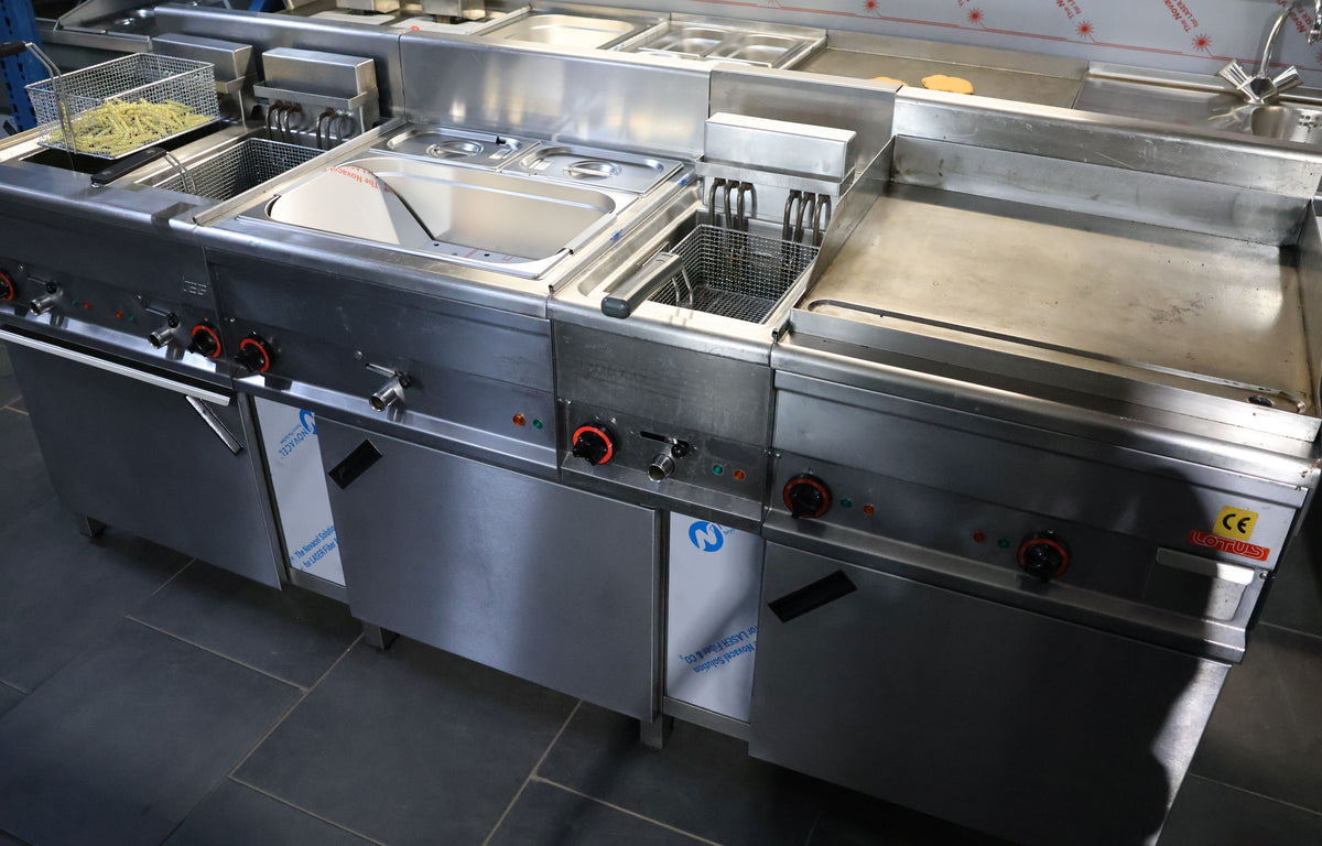 Imbissanlage Lotus Fritteuse, Bräter Bain Marie etc. 210 cm