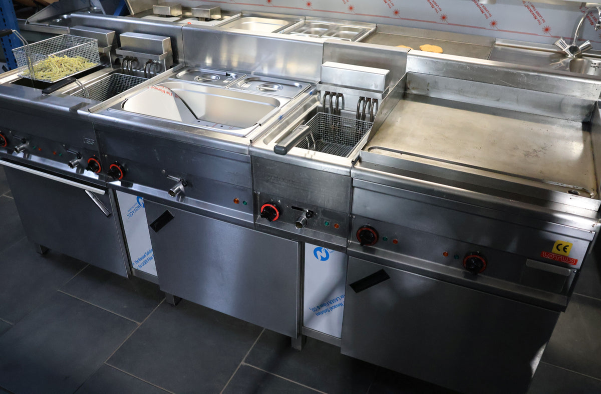 Imbissanlage Lotus Fritteuse, Bräter Bain Marie etc. 210 cm