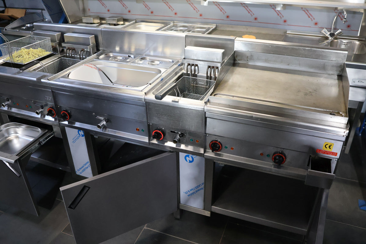 Imbissanlage Lotus Fritteuse, Bräter Bain Marie etc. 210 cm